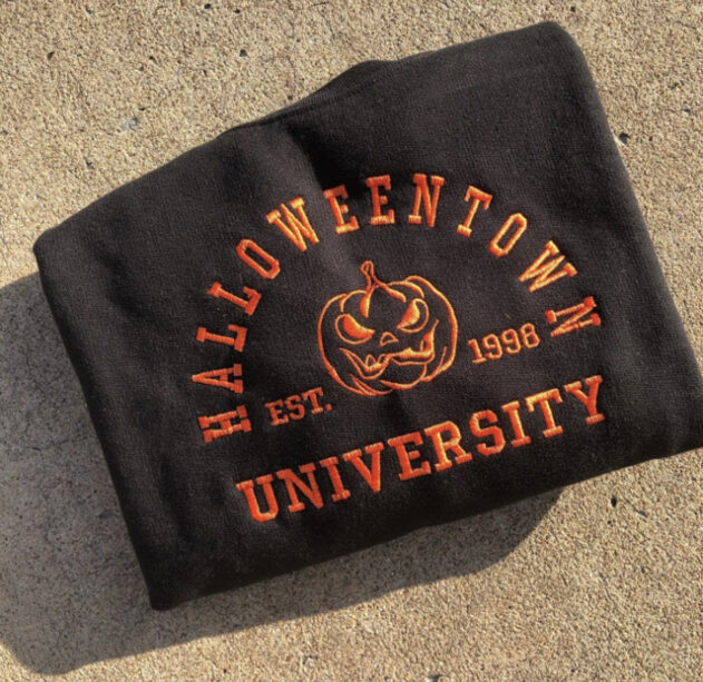 Oto nasza wyjątkowa bluza z napisem Halloween. Nasze customowe bluzy z haftowanym napisem Halloween to idealny wybór dla miłośników tego magicznego święta. Dodajemy personalizowany inicjał, aby sprawić, że ta bluza będzie jeszcze bardziej wyjątkowa. To doskonały sposób na wyrażenie swojego entuzjazmu związku z Halloween w wyjątkowy sposób