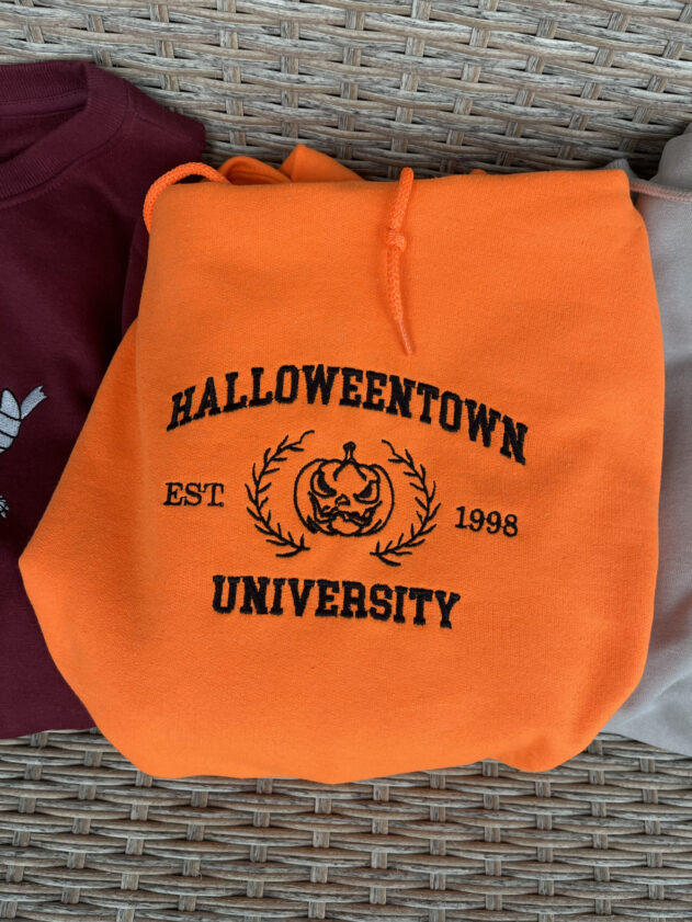 Oto nasza wyjątkowa bluza z napisem Halloween. Nasze customowe bluzy z haftowanym napisem Halloween to idealny wybór dla miłośników tego magicznego święta. Dodajemy personalizowany inicjał, aby sprawić, że ta bluza będzie jeszcze bardziej wyjątkowa. To doskonały sposób na wyrażenie swojego entuzjazmu związku z Halloween w wyjątkowy sposób