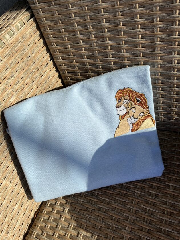 Bluza z haftem Król Lew, Nala i Simba - obrazek 3