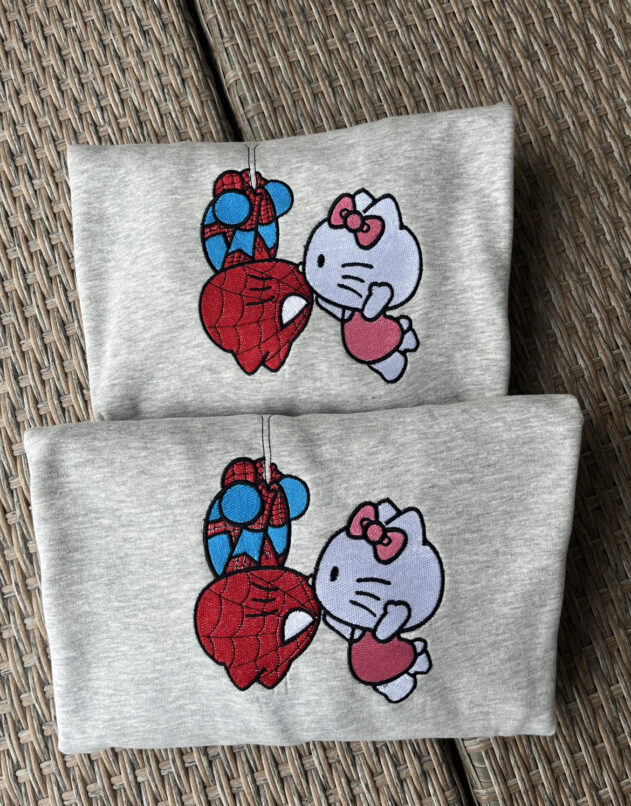 haftowane bluzy dla par z postaciami Spider-Mana i Hello Kitty. Te bluzy są idealnym wyborem dla par, które chcą wyrazić swoje zainteresowania i osobisty styl. Haftowane detale dodają bluzom unikalnego charakteru, który na pewno przyciągnie uwagę. haftowane parne bluzy
