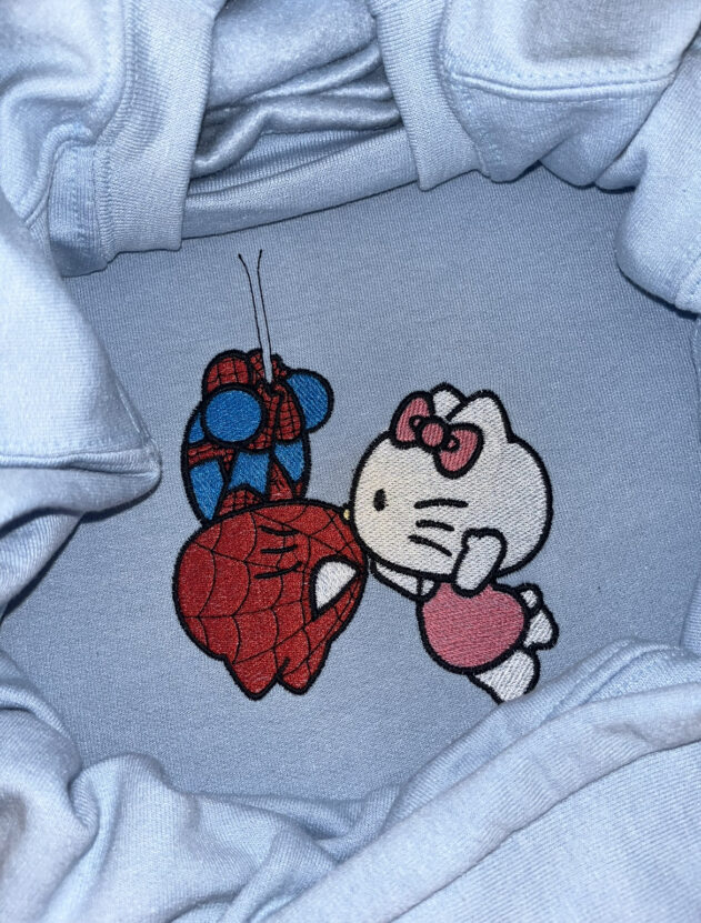 haftowane bluzy dla par z postaciami Spider-Mana i Hello Kitty. Te bluzy są idealnym wyborem dla par, które chcą wyrazić swoje zainteresowania i osobisty styl. Haftowane detale dodają bluzom unikalnego charakteru, który na pewno przyciągnie uwagę. haftowane parne bluzy