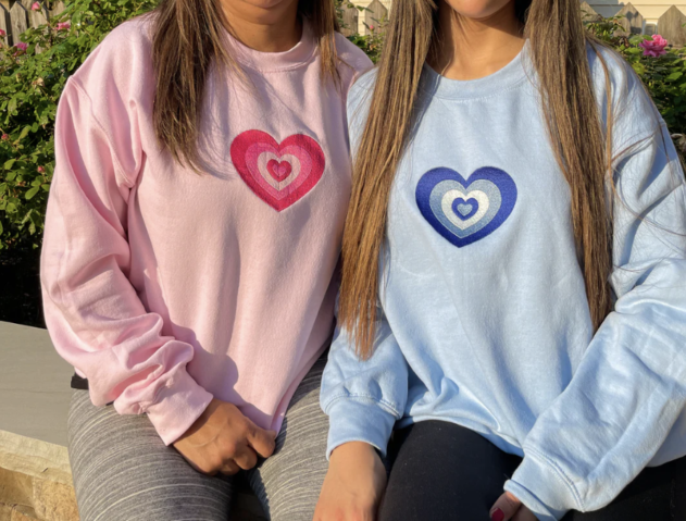Bluza z haftowanym sercem, z personalizowanym inicjałem. Custom bluz z haftowanym sercem dla niej i dla niego, idealny prezent walentynkowa bluza z haftowaną datą, sercem