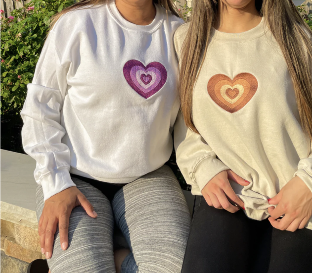 Bluza z haftowanym sercem, z personalizowanym inicjałem. Custom bluz z haftowanym sercem dla niej i dla niego, idealny prezent walentynkowa bluza z haftowaną datą, sercem