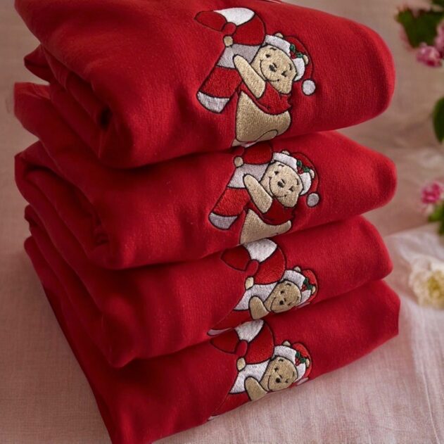 Na zdjęciu prezentujemy nasze ekskluzywne, haftowane bluzy z datą dla par, idealne jako personalizowane prezenty dla bliskich. Te indywidualne ubrania są starannie wykonane, aby spełnić Twoje oczekiwania. Wybierz bluzy z haftowanymi postaciami, w tym Puchatka, lub napisem "Nike" dla dodatkowego uroku. Dostępne są również matching bluzy dla par i młodzieży, zapewniające wyjątkowy styl dla całej rodziny. Nie wahaj się, aby zamówić haftowane bluzy na zamówienie z postaciami z bajek, w tym z Puchatkiem, aby uczcić swoje ulubione historie. Dzięki personalizowanym ubraniom Twój prezent stanie się niezapomnianym przeżyciem dla Twoich najbliższych!
