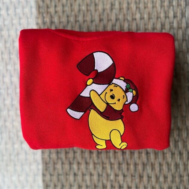 Na zdjęciu prezentujemy nasze ekskluzywne, haftowane bluzy z datą dla par, idealne jako personalizowane prezenty dla bliskich. Te indywidualne ubrania są starannie wykonane, aby spełnić Twoje oczekiwania. Wybierz bluzy z haftowanymi postaciami, w tym Puchatka, lub napisem "Nike" dla dodatkowego uroku. Dostępne są również matching bluzy dla par i młodzieży, zapewniające wyjątkowy styl dla całej rodziny. Nie wahaj się, aby zamówić haftowane bluzy na zamówienie z postaciami z bajek, w tym z Puchatkiem, aby uczcić swoje ulubione historie. Dzięki personalizowanym ubraniom Twój prezent stanie się niezapomnianym przeżyciem dla Twoich najbliższych!