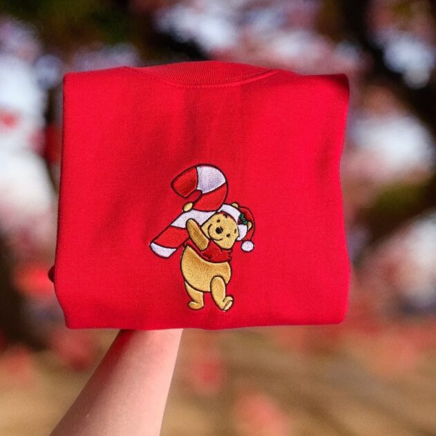 Na zdjęciu prezentujemy nasze ekskluzywne, haftowane bluzy z datą dla par, idealne jako personalizowane prezenty dla bliskich. Te indywidualne ubrania są starannie wykonane, aby spełnić Twoje oczekiwania. Wybierz bluzy z haftowanymi postaciami, w tym Puchatka, lub napisem "Nike" dla dodatkowego uroku. Dostępne są również matching bluzy dla par i młodzieży, zapewniające wyjątkowy styl dla całej rodziny. Nie wahaj się, aby zamówić haftowane bluzy na zamówienie z postaciami z bajek, w tym z Puchatkiem, aby uczcić swoje ulubione historie. Dzięki personalizowanym ubraniom Twój prezent stanie się niezapomnianym przeżyciem dla Twoich najbliższych!