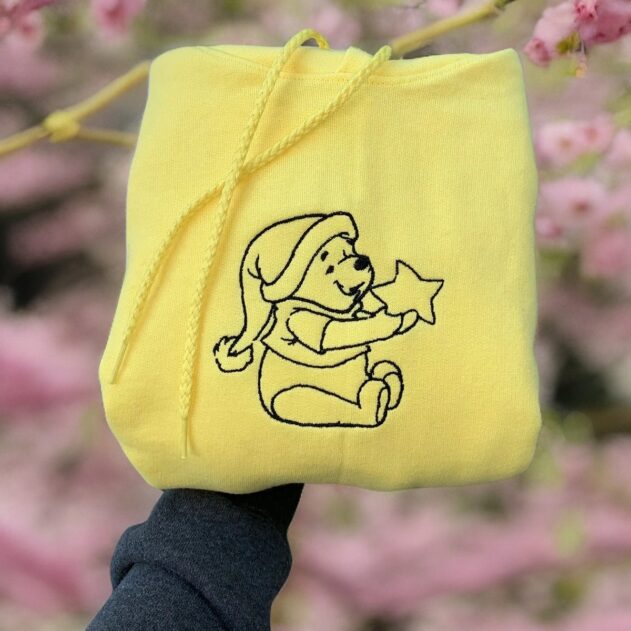 Na zdjęciu prezentujemy nasze ekskluzywne, haftowane bluzy z datą dla par, idealne jako personalizowane prezenty dla bliskich. Te indywidualne ubrania są starannie wykonane, aby spełnić Twoje oczekiwania. Wybierz bluzy z haftowanymi postaciami, w tym Puchatka, lub napisem "Nike" dla dodatkowego uroku. Dostępne są również matching bluzy dla par i młodzieży, zapewniające wyjątkowy styl dla całej rodziny. Nie wahaj się, aby zamówić haftowane bluzy na zamówienie z postaciami z bajek, w tym z Puchatkiem, aby uczcić swoje ulubione historie. Dzięki personalizowanym ubraniom Twój prezent stanie się niezapomnianym przeżyciem dla Twoich najbliższych!