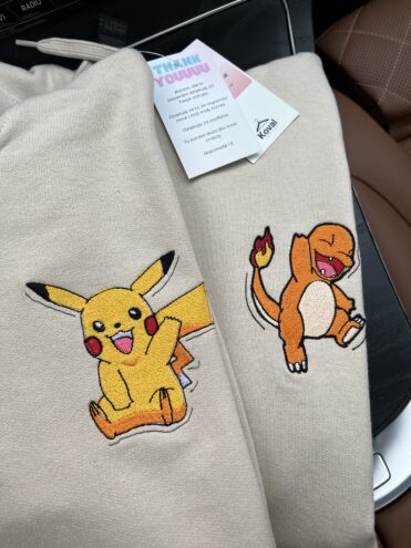 Bluza haftowana z Pokemonami Pikachu i Charizard