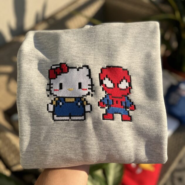 Nasze niezwykłe bluzy haftowane, z motywami Spider-Mana i Hello Kitty, to prawdziwe perełki w naszej kolekcji. Wykonane z najwyższej jakości materiałów, są nie tylko stylowe, ale także wygodne i trwałe. Haftowane detale postaci Spider-Mana i Hello Kitty dodają bluzom unikalnego charakteru i oryginalności, przyciągając uwagę wszystkich fanów tych kultowych postaci. Z myślą o naszych klientach oferujemy możliwość personalizacji bluz. Możesz dodać swoje inicjały, datę ważnego wydarzenia lub własny przekaz, aby uczynić bluzę jeszcze bardziej wyjątkową i osobistą. To doskonały sposób na wyrażenie swojej indywidualności i pasji do ulubionych postaci. Bluzy te są idealne dla par, które chcą podkreślić swoje zainteresowania i wspólne pasje. Matching bluzy z motywami Spider-Mana i Hello Kitty są świetnym pomysłem na prezent dla ukochanej osoby lub doskonałym sposobem na stworzenie zgranej pary, która będzie przyciągać spojrzenia. Nie zwlekaj dłużej – dołącz do grona naszych zadowolonych klientów i odkryj naszą kolekcję haftowanych bluz z postaciami Spider-Mana i Hello Kitty. Z pewnością znajdziesz w niej coś idealnego dla siebie i swojej drugiej połówki, co pozwoli wyróżnić się z tłumu i wyrazić swój niepowtarzalny styl.