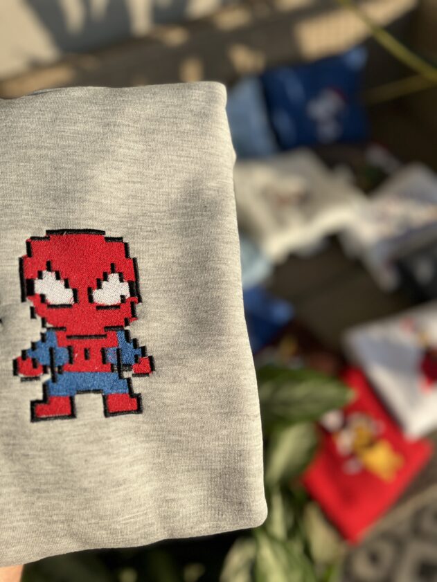 Nasze niezwykłe bluzy haftowane, z motywami Spider-Mana i Hello Kitty, to prawdziwe perełki w naszej kolekcji. Wykonane z najwyższej jakości materiałów, są nie tylko stylowe, ale także wygodne i trwałe. Haftowane detale postaci Spider-Mana i Hello Kitty dodają bluzom unikalnego charakteru i oryginalności, przyciągając uwagę wszystkich fanów tych kultowych postaci. Z myślą o naszych klientach oferujemy możliwość personalizacji bluz. Możesz dodać swoje inicjały, datę ważnego wydarzenia lub własny przekaz, aby uczynić bluzę jeszcze bardziej wyjątkową i osobistą. To doskonały sposób na wyrażenie swojej indywidualności i pasji do ulubionych postaci. Bluzy te są idealne dla par, które chcą podkreślić swoje zainteresowania i wspólne pasje. Matching bluzy z motywami Spider-Mana i Hello Kitty są świetnym pomysłem na prezent dla ukochanej osoby lub doskonałym sposobem na stworzenie zgranej pary, która będzie przyciągać spojrzenia. Nie zwlekaj dłużej – dołącz do grona naszych zadowolonych klientów i odkryj naszą kolekcję haftowanych bluz z postaciami Spider-Mana i Hello Kitty. Z pewnością znajdziesz w niej coś idealnego dla siebie i swojej drugiej połówki, co pozwoli wyróżnić się z tłumu i wyrazić swój niepowtarzalny styl.