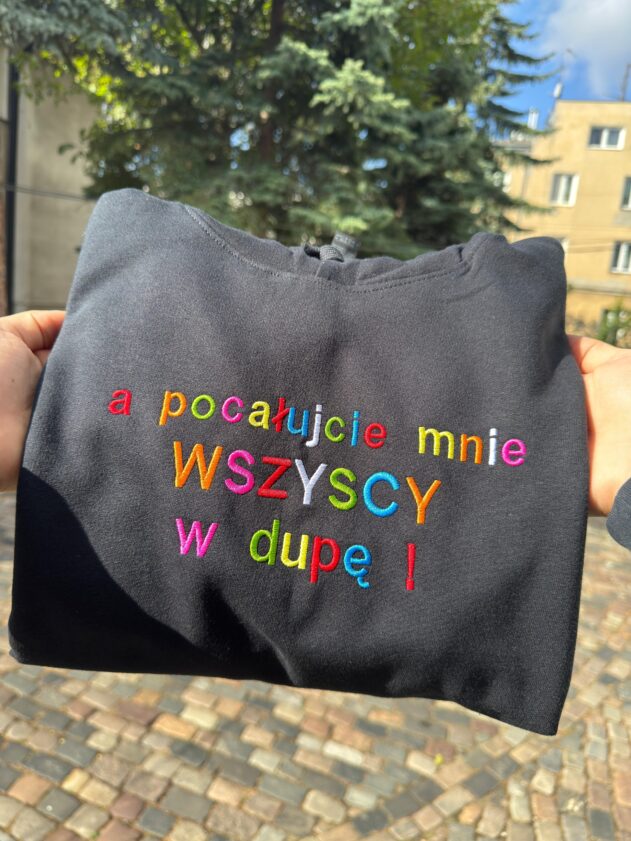 Haftowana bluza z napisem A POCAŁUJCIE MNIE WSZYSCY W