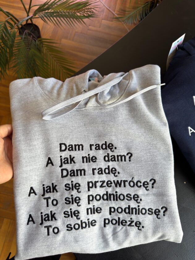 Haftowana bluza z napisem DAM RADĘ - obrazek 6