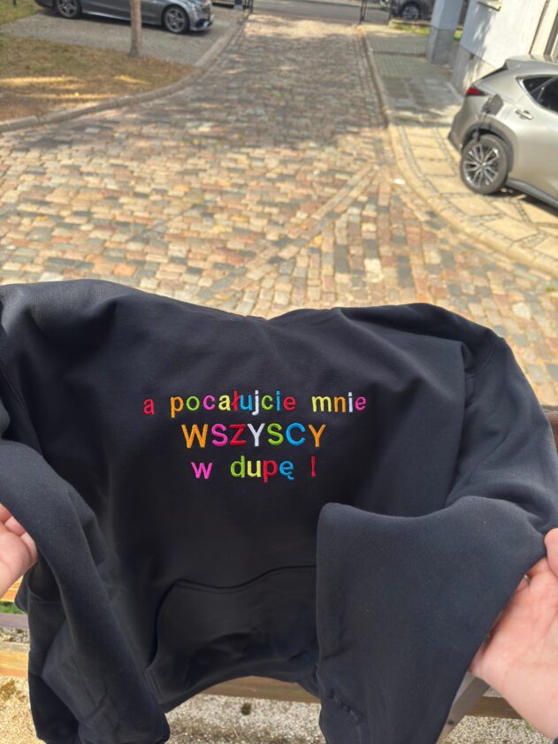 Haftowana bluza z napisem A POCAŁUJCIE MNIE WSZYSCY W - obrazek 7