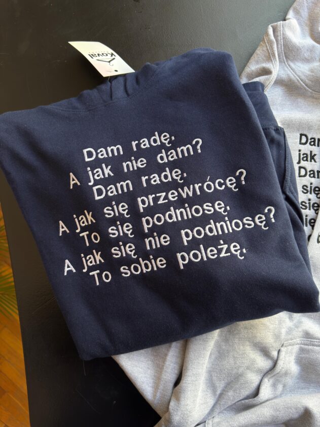 Haftowana bluza z napisem DAM RADĘ