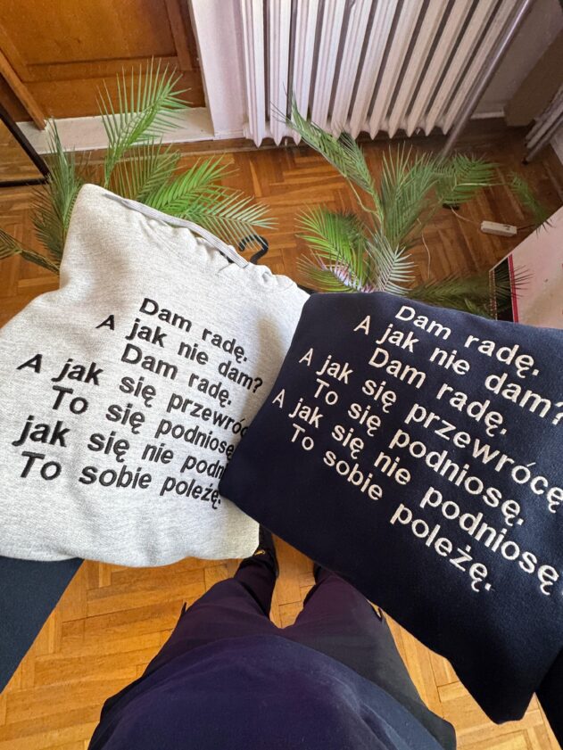 Haftowana bluza z napisem DAM RADĘ - obrazek 11